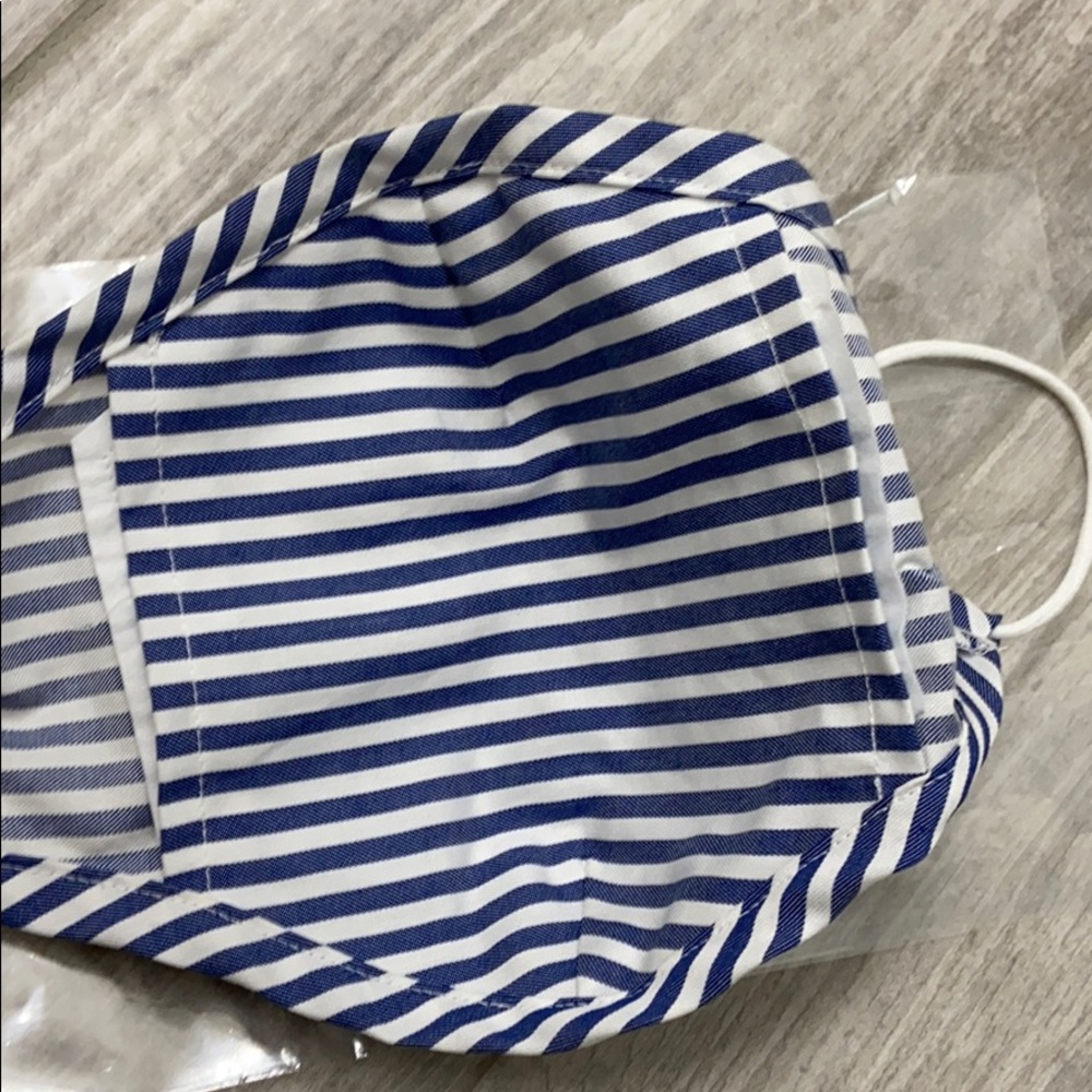 Madewell stain resistant mask with filter … - Picture 7 of 12